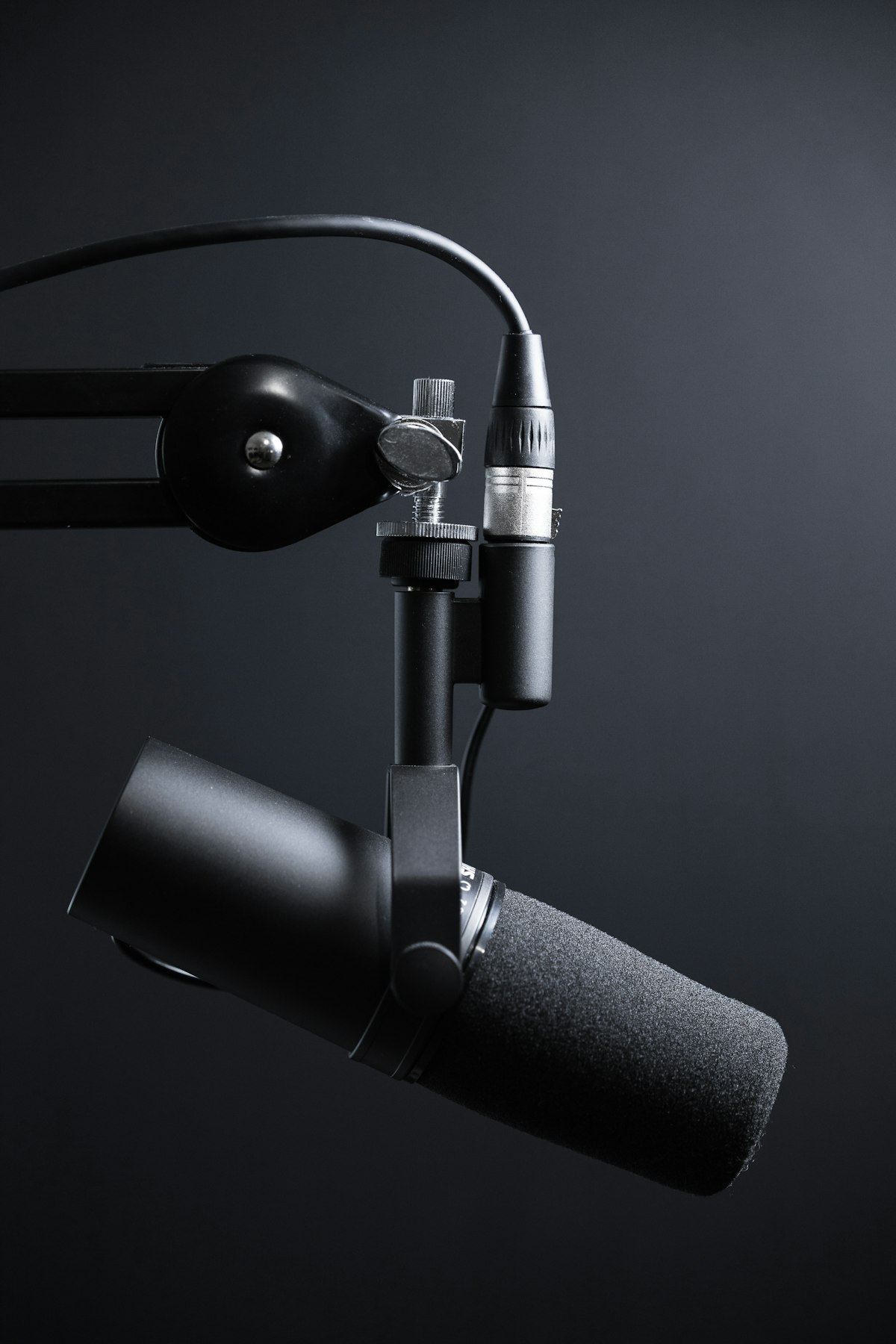Professionelles Podcast- und Videostudio Setup mit Studiomikrofon